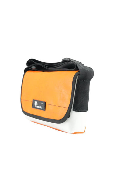 Umhängetasche aus recycelter LKW-Plane | Handgemacht | Unisex | Upcycling Schultertasche