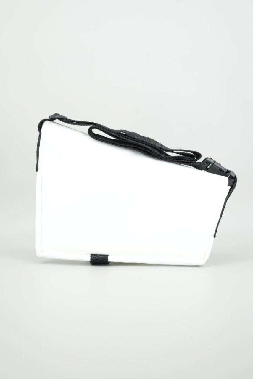 Asymmetrische Umhängetasche aus recycelter LKW-Plane – Handgemachte Messenger Bag