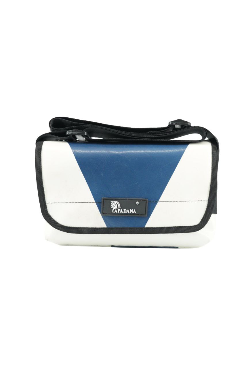 Umhängetasche aus recycelter LKW-Plane | Handgemacht | Unisex | Upcycling Schultertasche