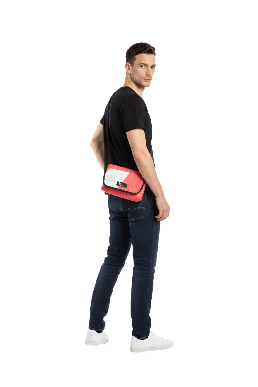 Umhängetasche aus recycelter LKW-Plane | Handgemacht | Unisex | Upcycling Schultertasche