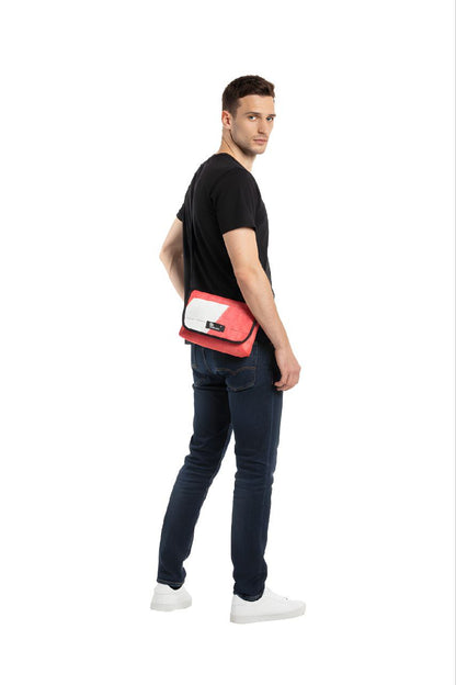 Umhängetasche aus recycelter LKW-Plane | Handgemacht | Unisex | Upcycling Schultertasche