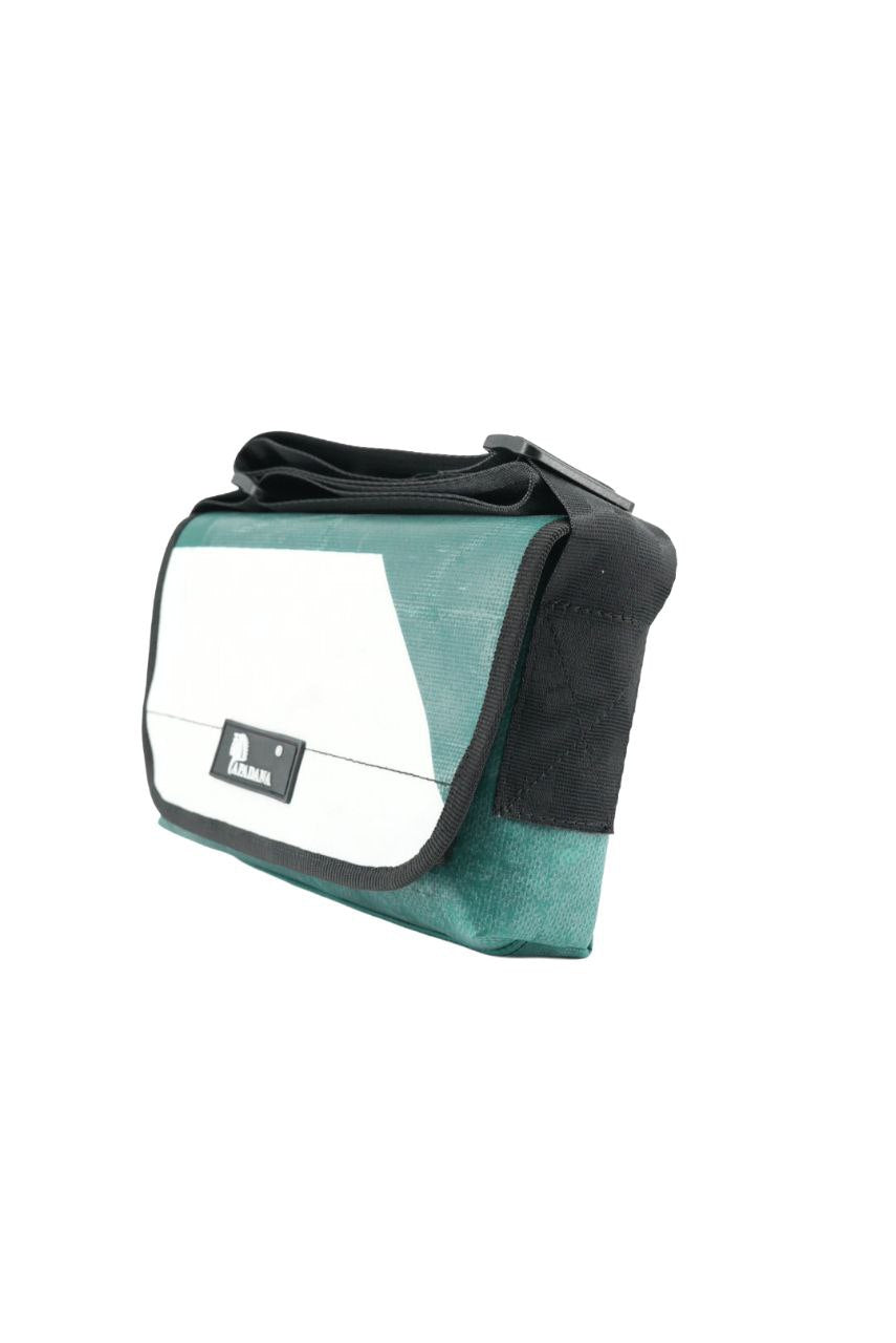Umhängetasche aus recycelter LKW-Plane | Handgemacht | Unisex | Upcycling Schultertasche
