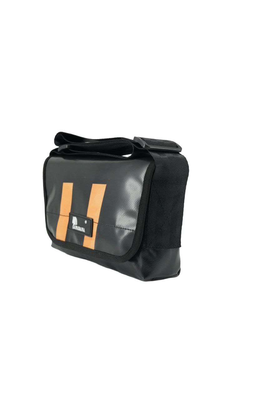 Umhängetasche aus recycelter LKW-Plane | Handgemacht | Unisex | Upcycling Schultertasche