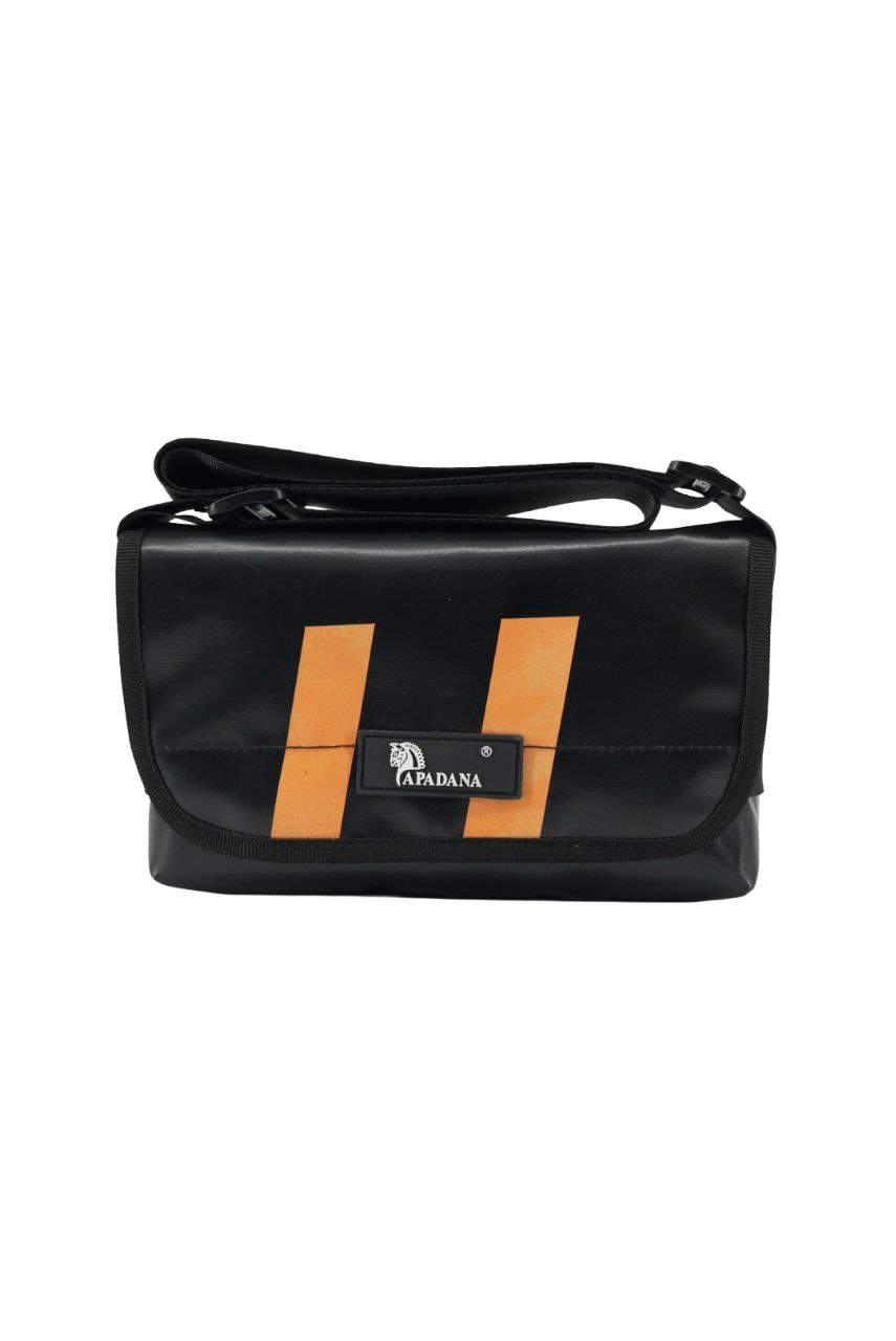 Umhängetasche aus recycelter LKW-Plane | Handgemacht | Unisex | Upcycling Schultertasche