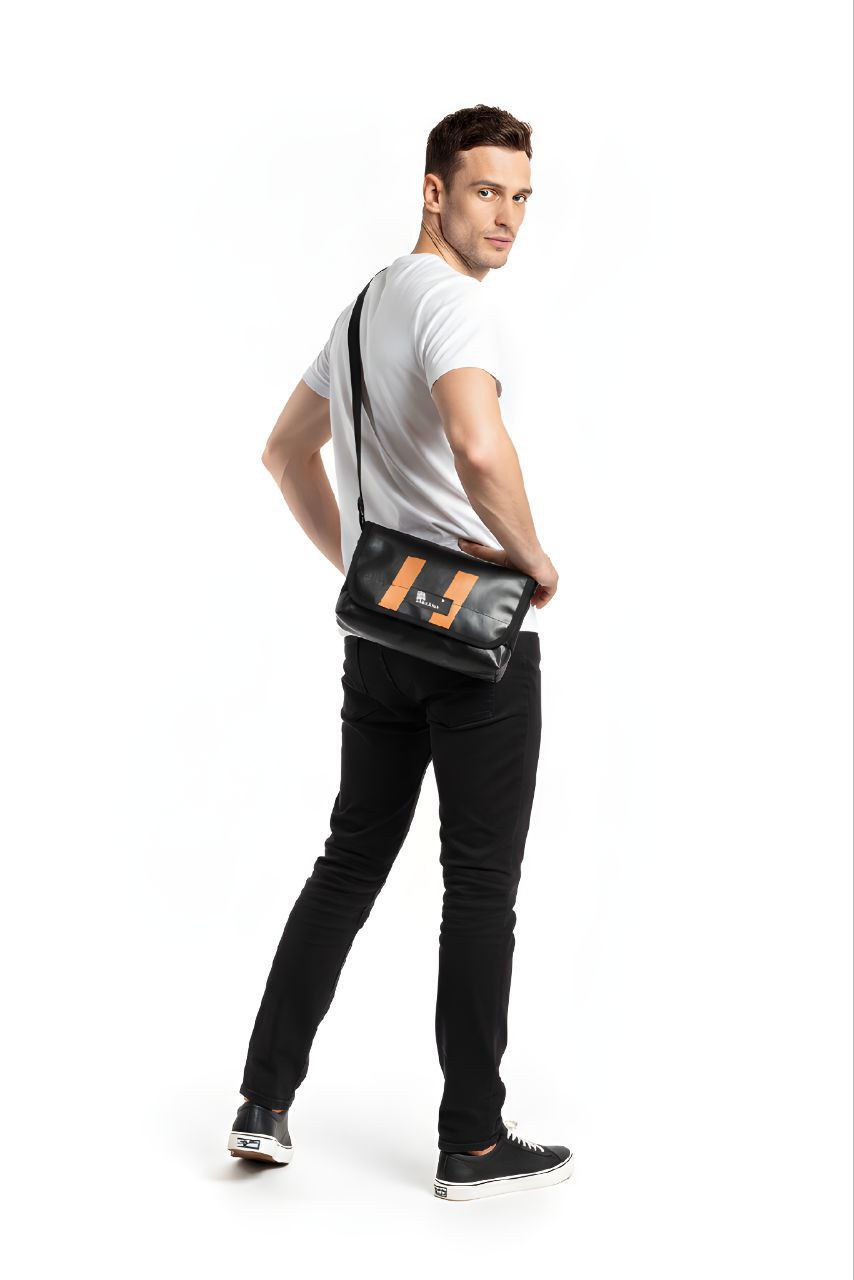 Umhängetasche aus recycelter LKW-Plane | Handgemacht | Unisex | Upcycling Schultertasche