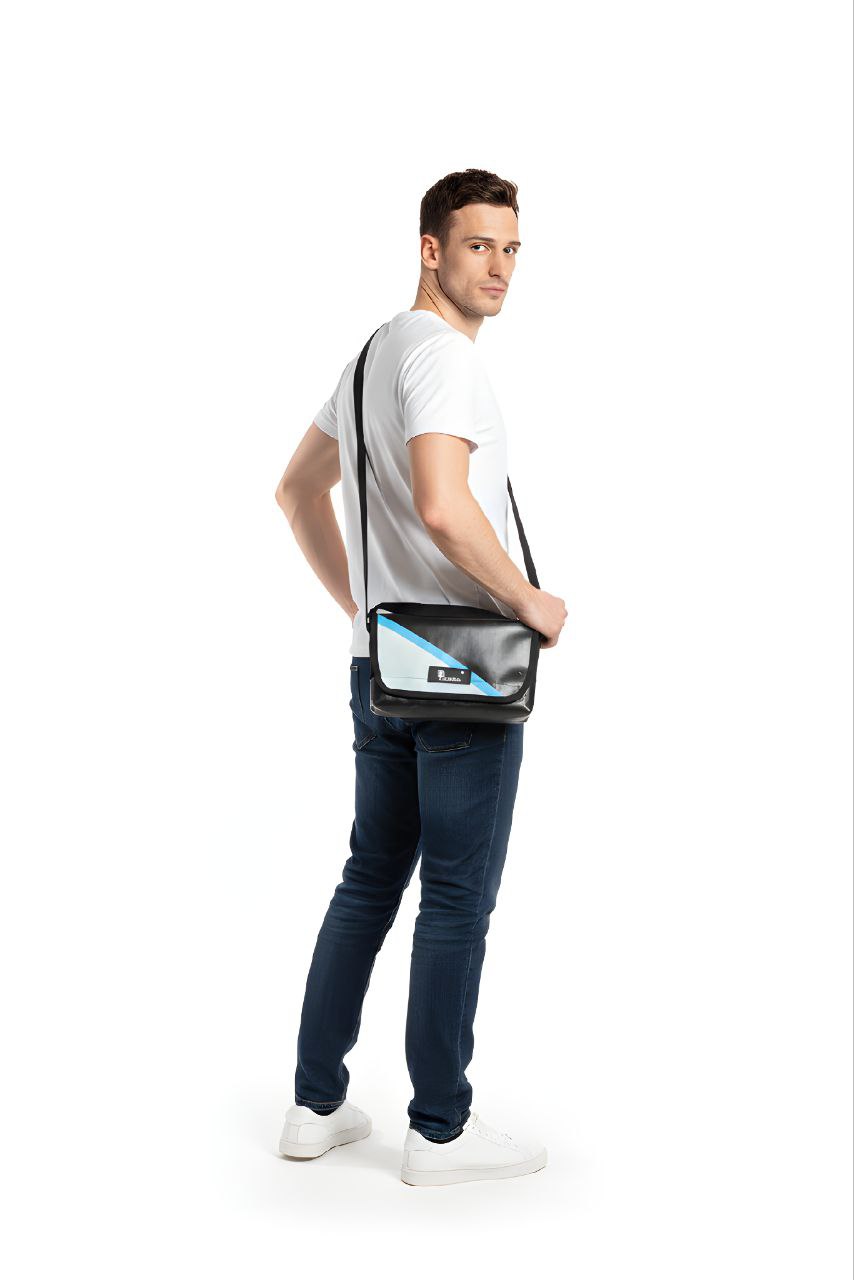 Umhängetasche aus recycelter LKW-Plane | Handgemacht | Unisex | Upcycling Schultertasche