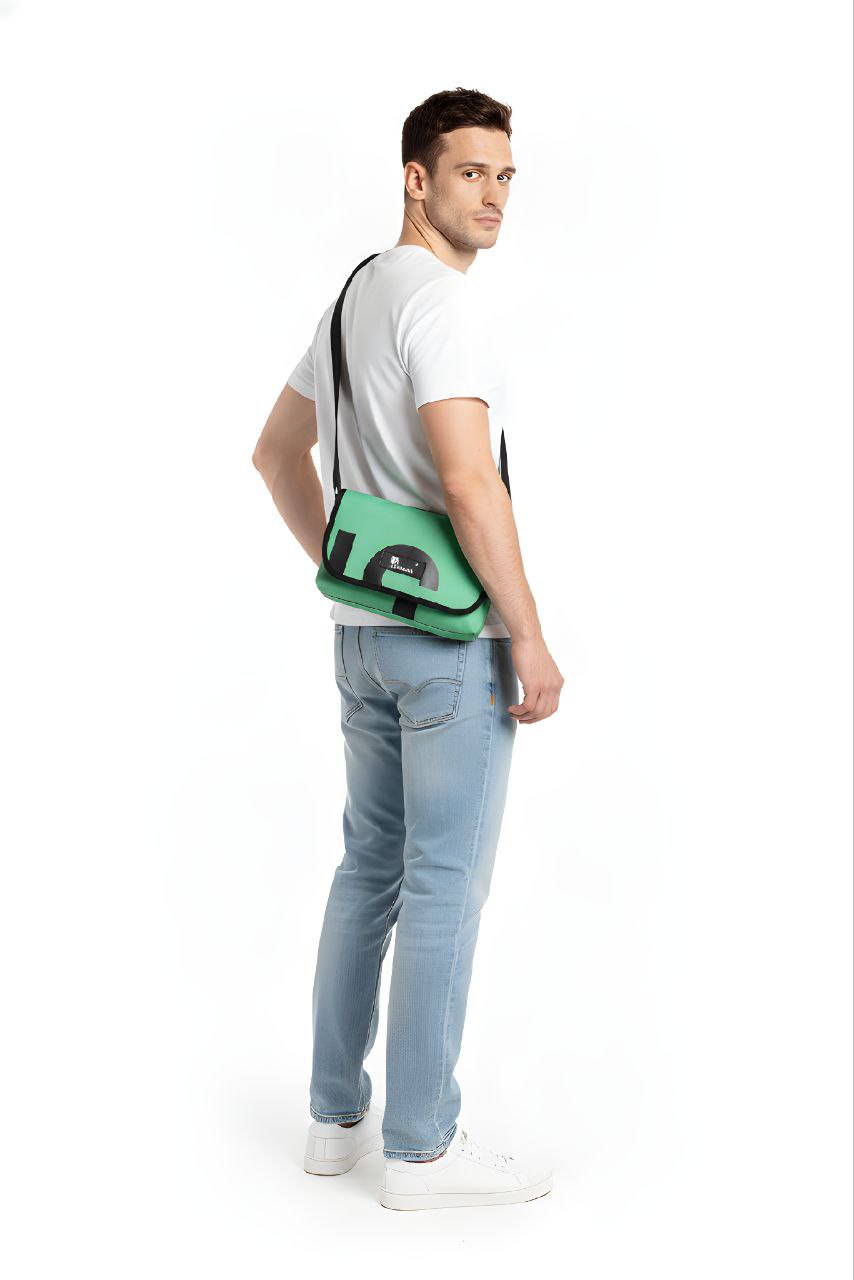 Umhängetasche aus recycelter LKW-Plane | Handgemacht | Unisex | Upcycling Schultertasche
