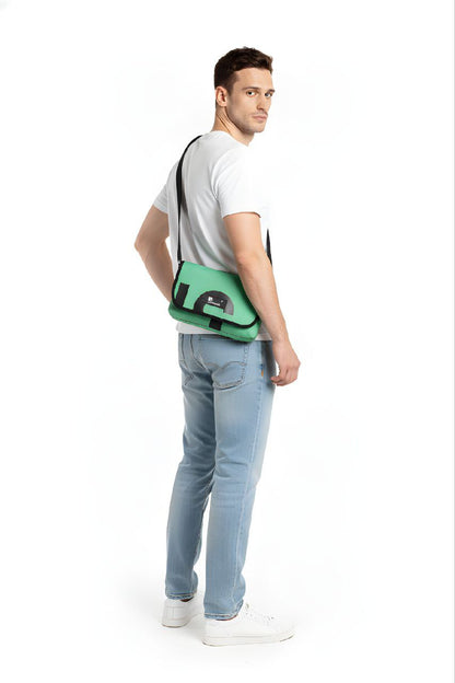 Umhängetasche aus recycelter LKW-Plane | Handgemacht | Unisex | Upcycling Schultertasche