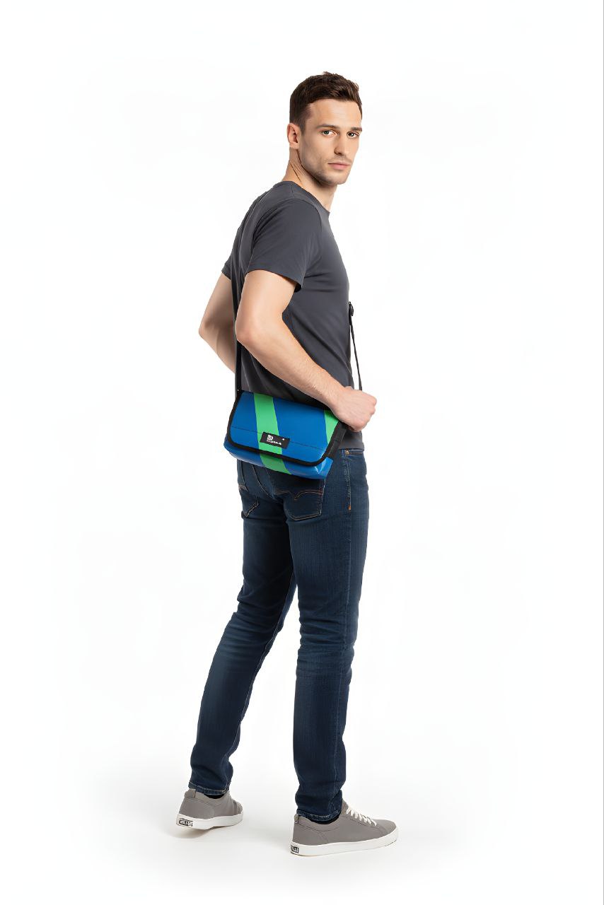 Umhängetasche aus recycelter LKW-Plane | Handgemacht | Unisex | Upcycling Schultertasche