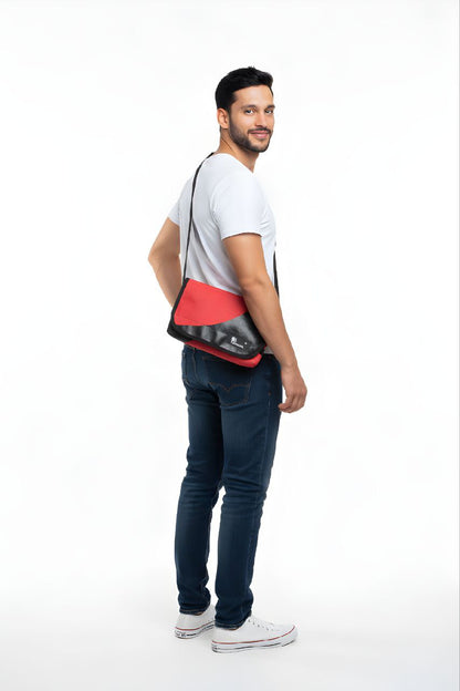 Umhängetasche aus recycelter LKW-Plane | Handgemacht | Unisex | Upcycling Schultertasche