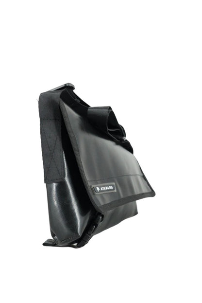 Asymmetrische Umhängetasche aus recycelter LKW-Plane – Handgemachte Messenger Bag