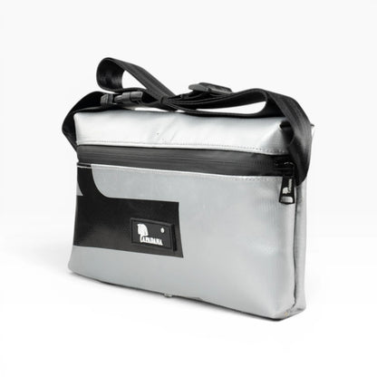 4-Ekig Bauchtasche aus recycelter LKW-Plane | Unisex | Crossbody tragbar | Handgemacht