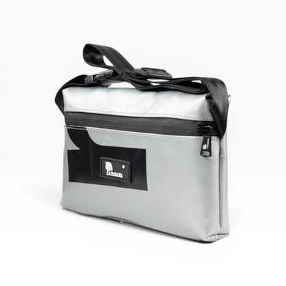 4-Ekig Bauchtasche aus recycelter LKW-Plane | Unisex | Crossbody tragbar | Handgemacht