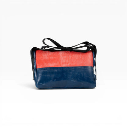 Umhängetasche aus recycelter LKW-Plane | Handgemacht | Unisex | Upcycling Schultertasche