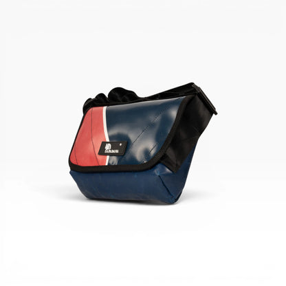 Umhängetasche aus recycelter LKW-Plane | Handgemacht | Unisex | Upcycling Schultertasche
