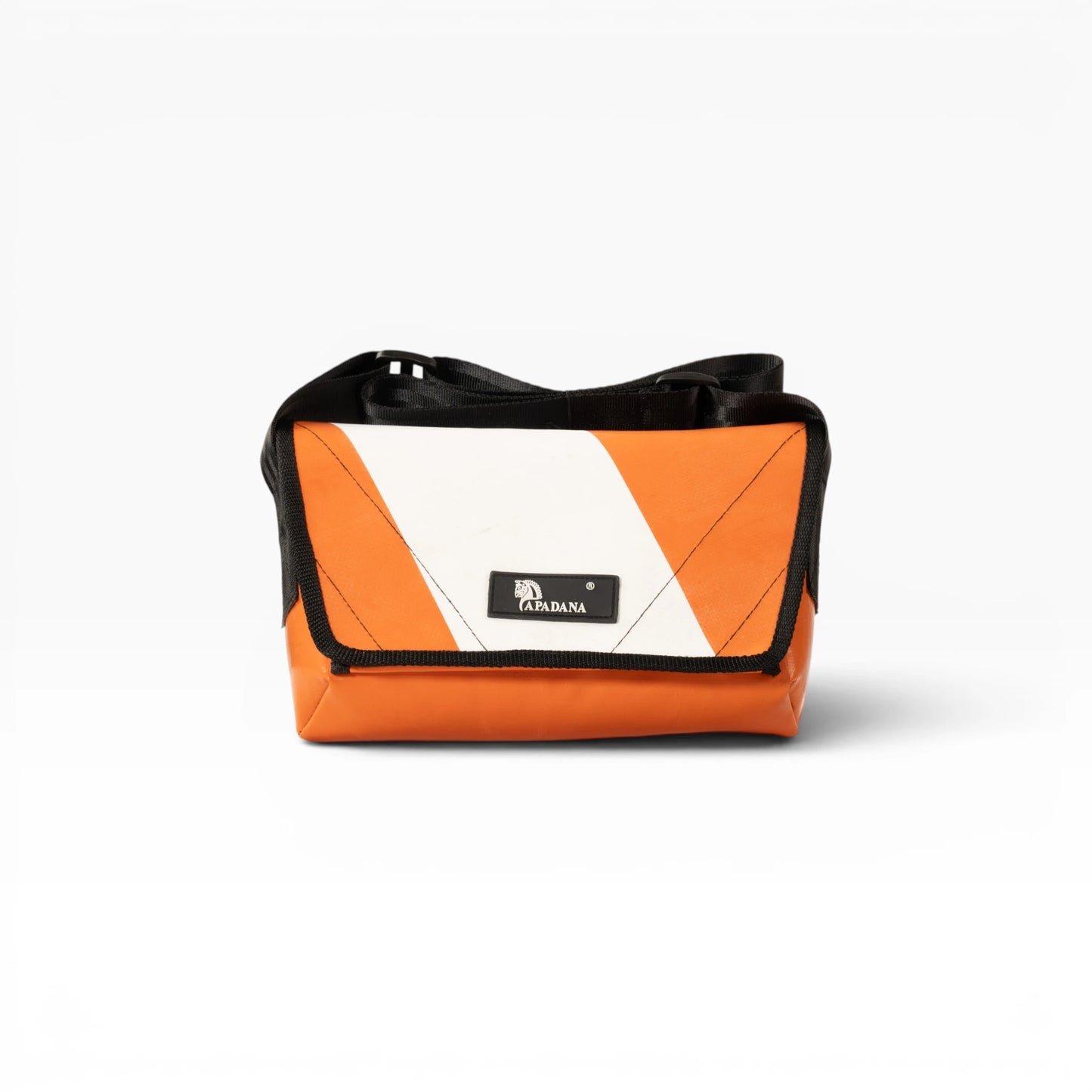 Umhängetasche aus recycelter LKW-Plane | Handgemacht | Unisex | Upcycling Schultertasche