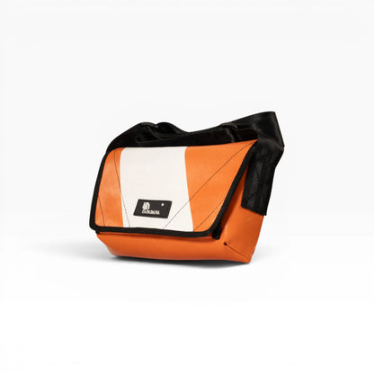 Umhängetasche aus recycelter LKW-Plane | Handgemacht | Unisex | Upcycling Schultertasche