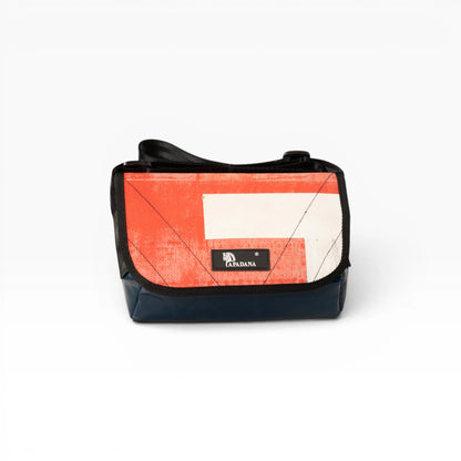 Umhängetasche aus recycelter LKW-Plane | Handgemacht | Unisex | Upcycling Schultertasche