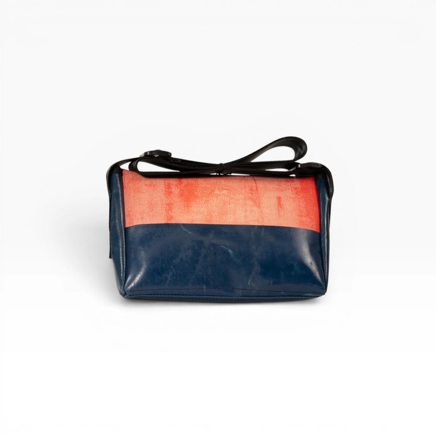 Umhängetasche aus recycelter LKW-Plane | Handgemacht | Unisex | Upcycling Schultertasche