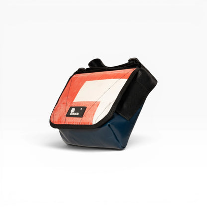 Umhängetasche aus recycelter LKW-Plane | Handgemacht | Unisex | Upcycling Schultertasche