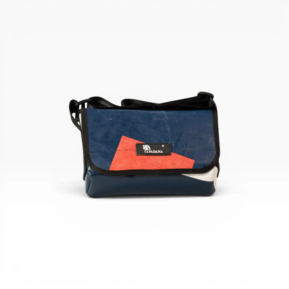 Umhängetasche aus recycelter LKW-Plane | Handgemacht | Unisex | Upcycling Schultertasche