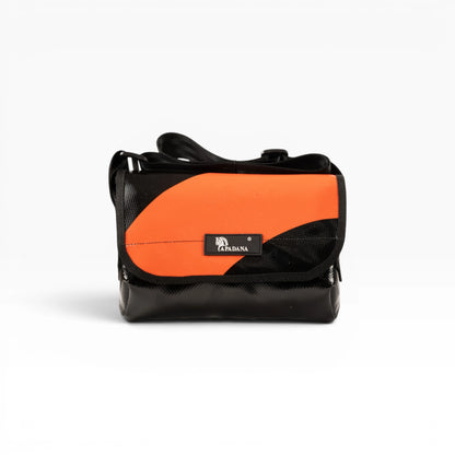 Umhängetasche aus recycelter LKW-Plane | Handgemacht | Unisex | Upcycling Schultertasche
