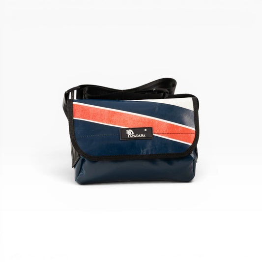 Umhängetasche aus recycelter LKW-Plane | Handgemacht | Unisex | Upcycling Schultertasche