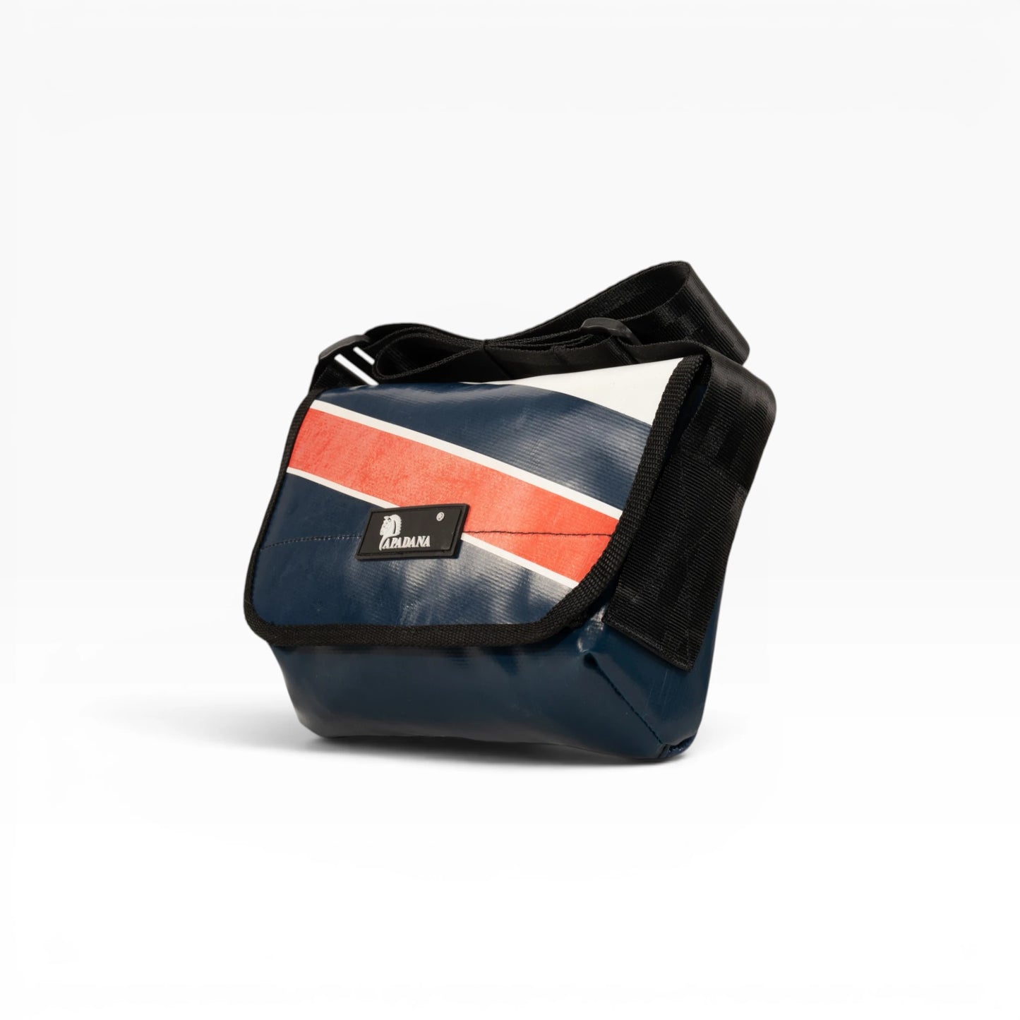 Umhängetasche aus recycelter LKW-Plane | Handgemacht | Unisex | Upcycling Schultertasche