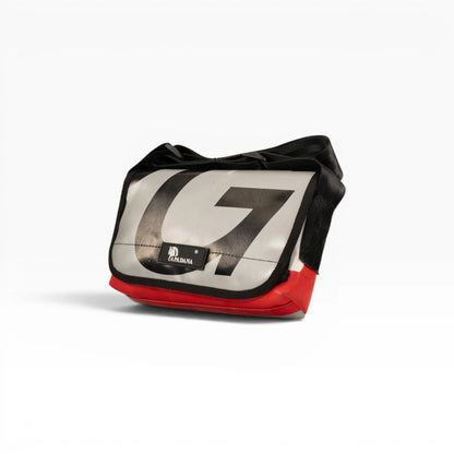 Umhängetasche aus recycelter LKW-Plane | Handgemacht | Unisex | Upcycling Schultertasche