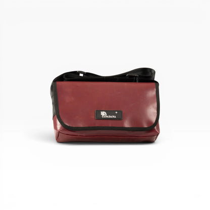 Umhängetasche aus recycelter LKW-Plane | Handgemacht | Unisex | Upcycling Schultertasche