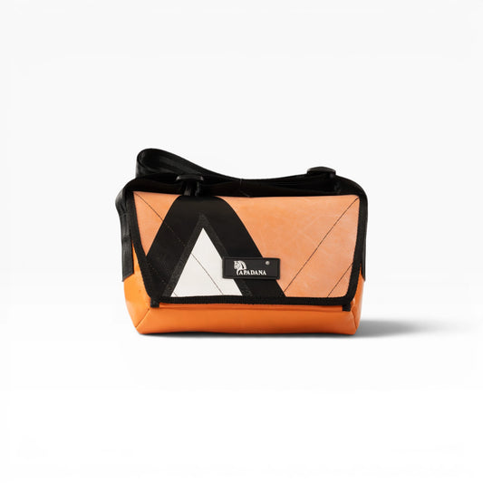 Umhängetasche aus recycelter LKW-Plane | Handgemacht | Unisex | Upcycling Schultertasche