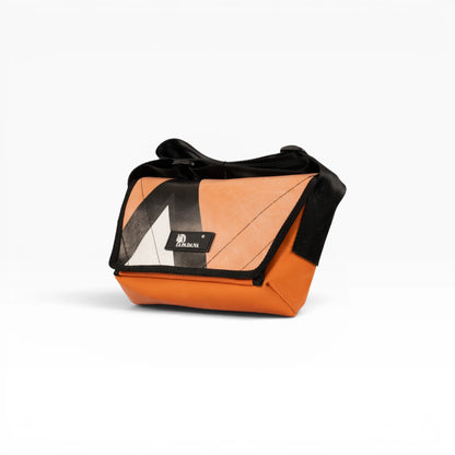 Umhängetasche aus recycelter LKW-Plane | Handgemacht | Unisex | Upcycling Schultertasche