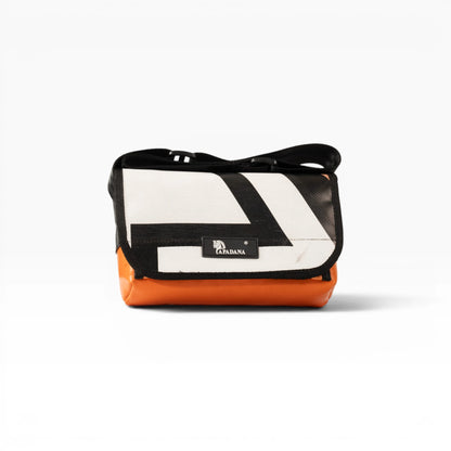 Umhängetasche aus recycelter LKW-Plane | Handgemacht | Unisex | Upcycling Schultertasche