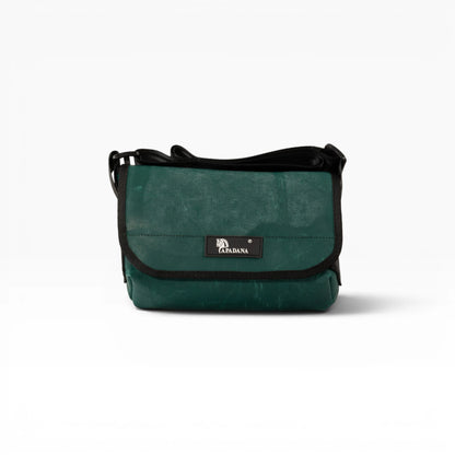 Umhängetasche aus recycelter LKW-Plane | Handgemacht | Unisex | Upcycling Schultertasche