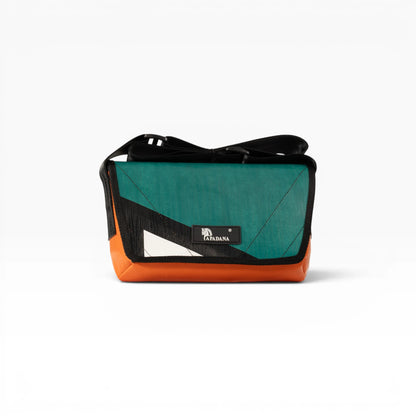Umhängetasche aus recycelter LKW-Plane | Handgemacht | Unisex | Upcycling Schultertasche