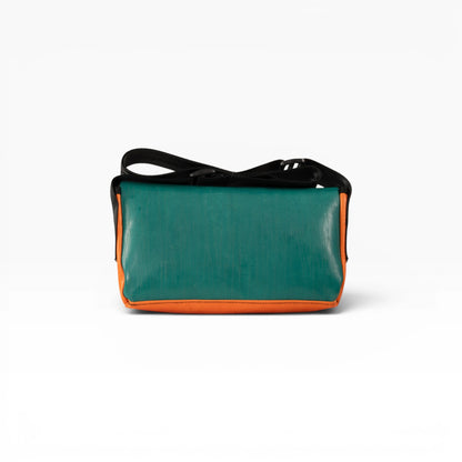 Umhängetasche aus recycelter LKW-Plane | Handgemacht | Unisex | Upcycling Schultertasche