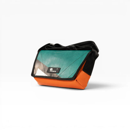 Umhängetasche aus recycelter LKW-Plane | Handgemacht | Unisex | Upcycling Schultertasche