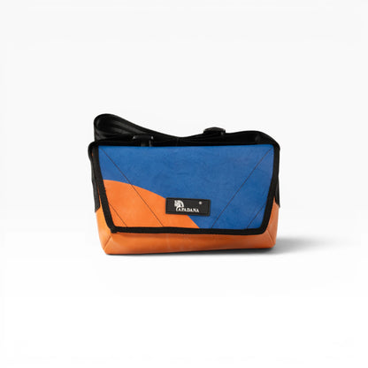 Umhängetasche aus recycelter LKW-Plane | Handgemacht | Unisex | Upcycling Schultertasche