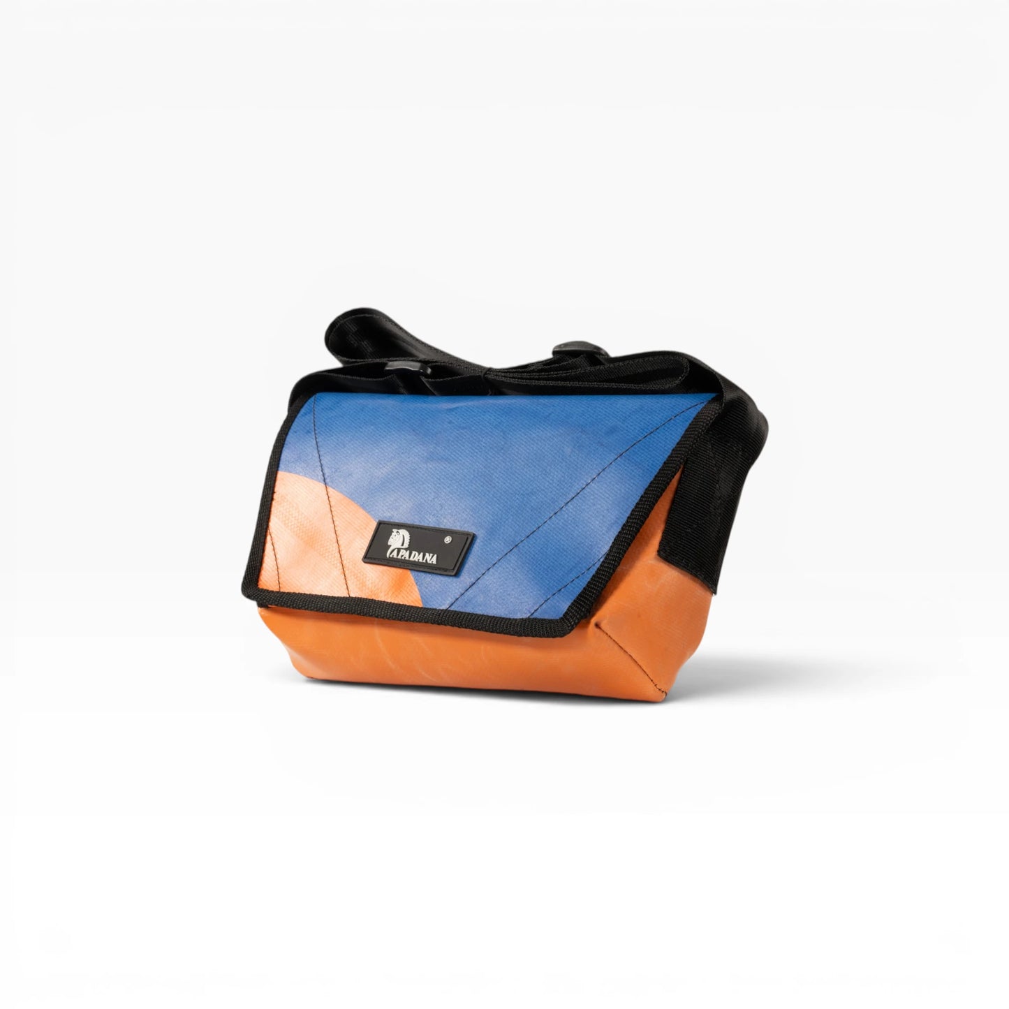 Umhängetasche aus recycelter LKW-Plane | Handgemacht | Unisex | Upcycling Schultertasche