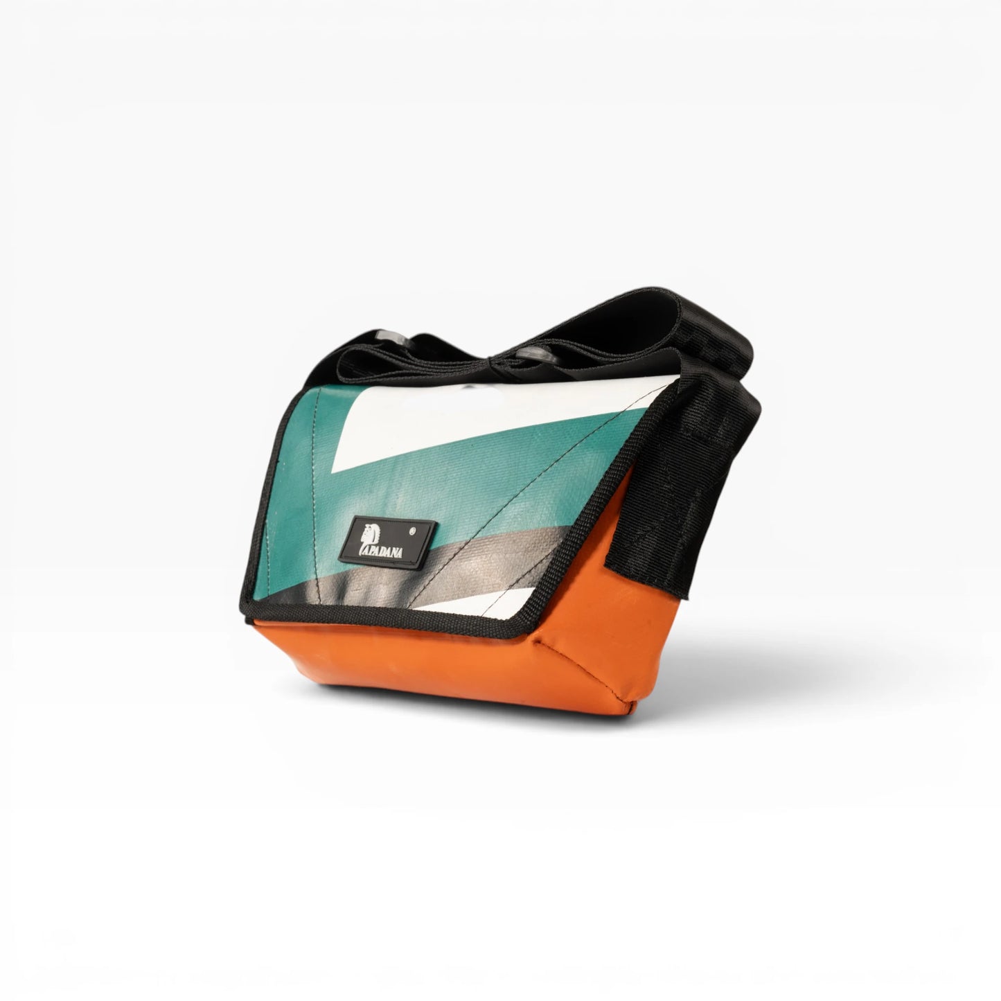 Umhängetasche aus recycelter LKW-Plane | Handgemacht | Unisex | Upcycling Schultertasche