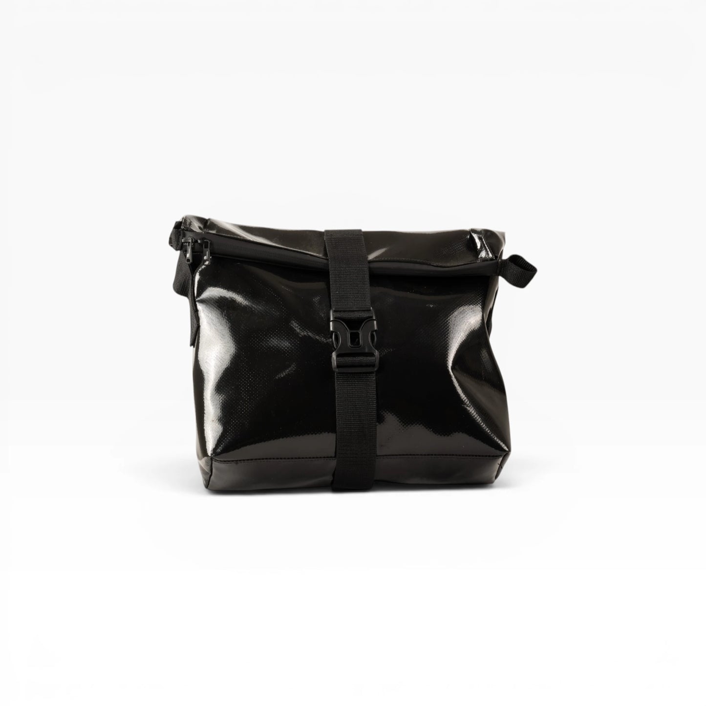 Rolltop Tati Umhängetasche aus recycelter LKW-Plane