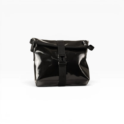 Rolltop Tati Umhängetasche aus recycelter LKW-Plane