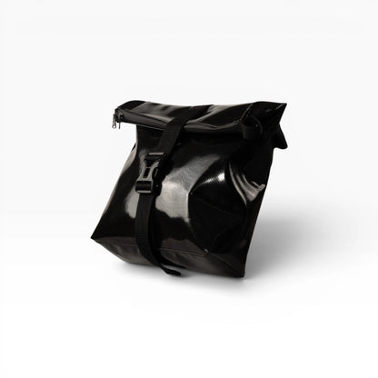 Rolltop Tati Umhängetasche aus recycelter LKW-Plane