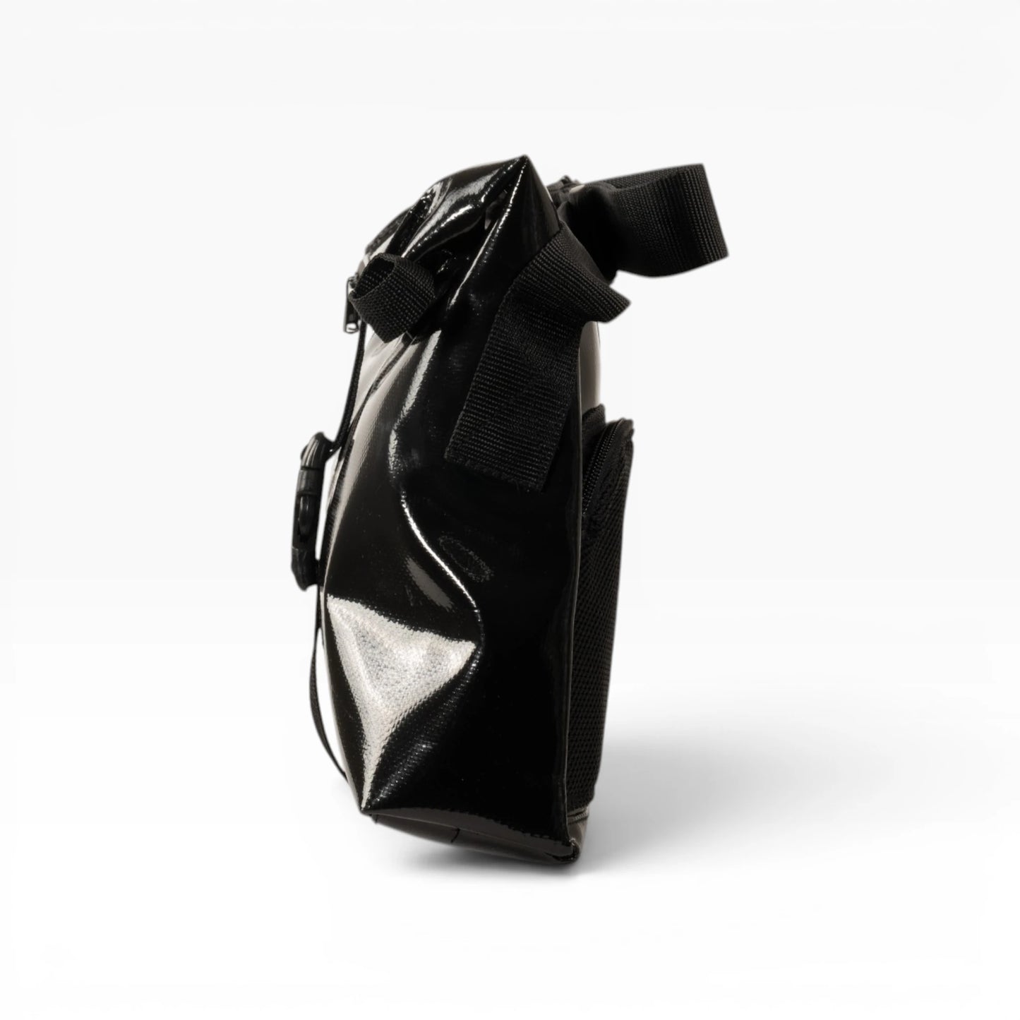 Rolltop Tati Umhängetasche aus recycelter LKW-Plane