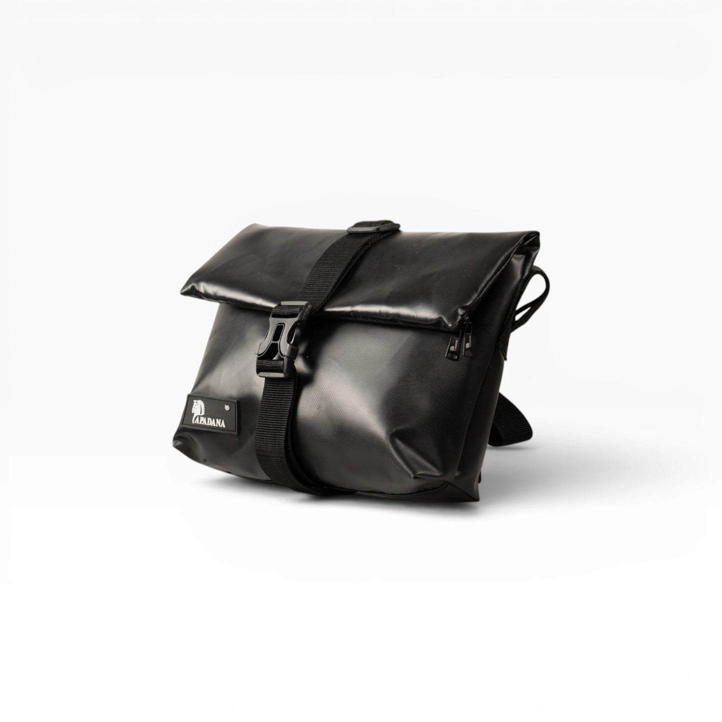 Rolltop Tati Umhängetasche aus recycelter LKW-Plane