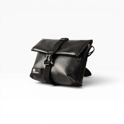 Rolltop Tati Umhängetasche aus recycelter LKW-Plane