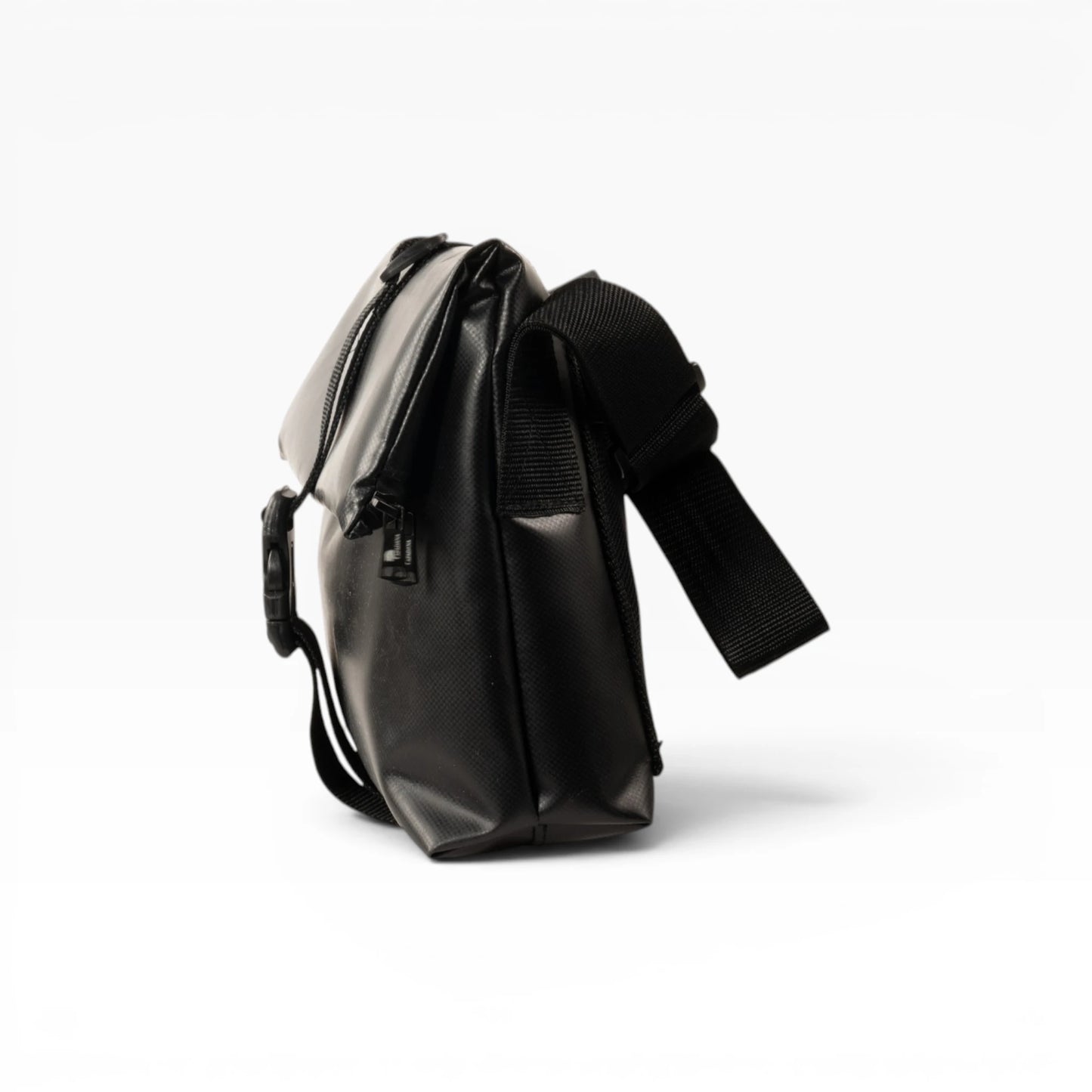 Rolltop Tati Umhängetasche aus recycelter LKW-Plane