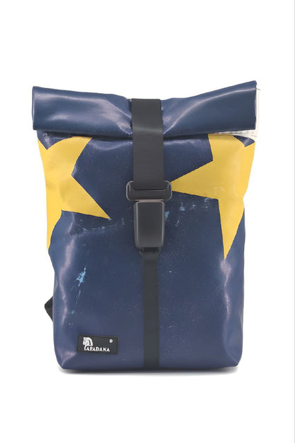 Handgemachter Rolltop Rucksack aus recycelter LKW-Plane