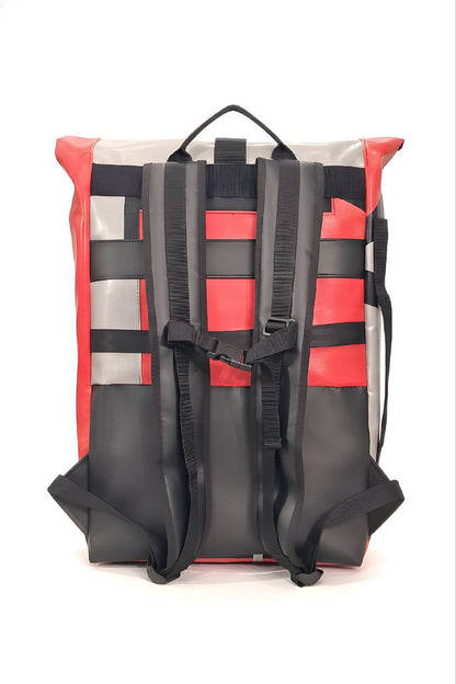 Handgemachter Rolltop Rucksack aus recycelter LKW-Plane