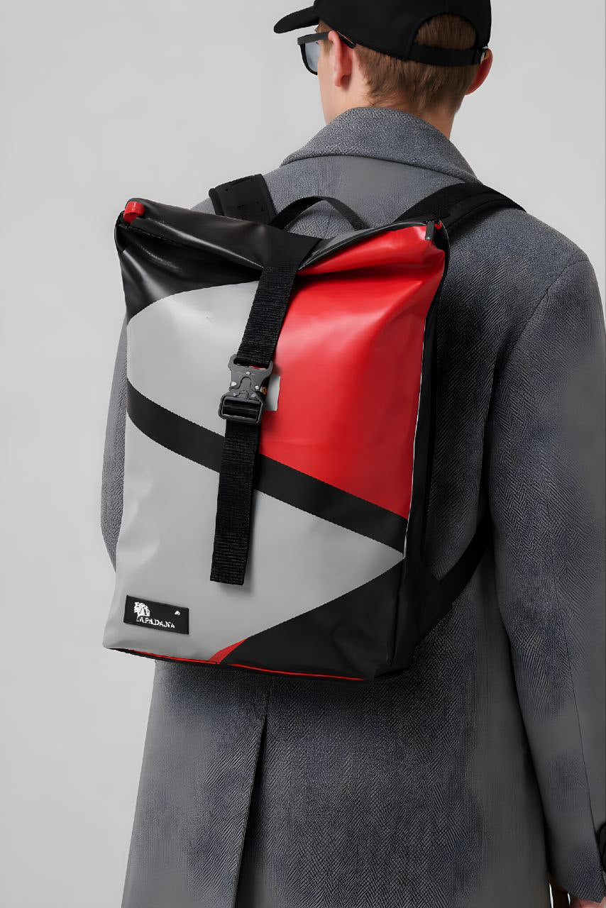 Handgemachter Rolltop Rucksack aus recycelter LKW-Plane